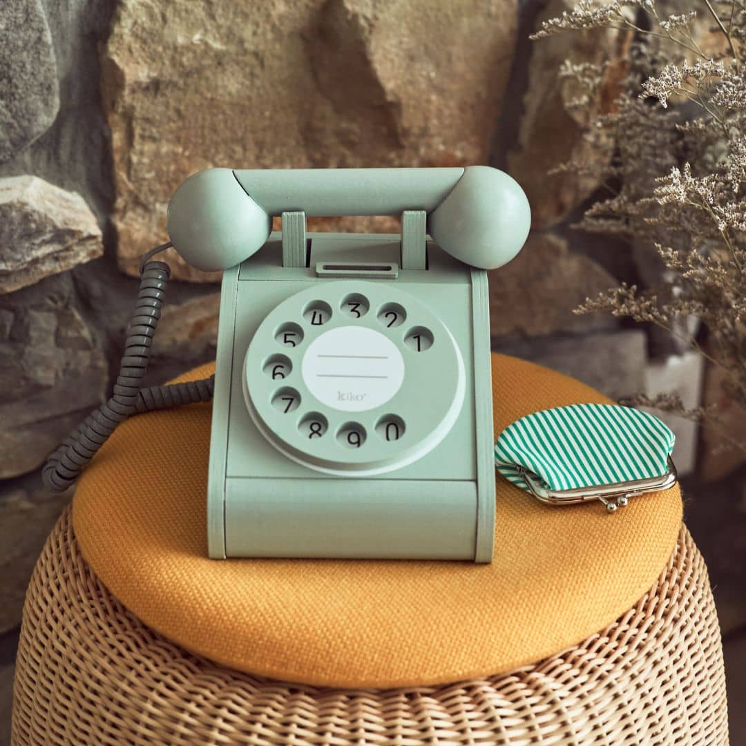 dreveny-telefon-na-mince